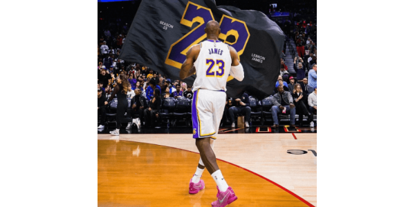 LeBron James fait la différence dans les moments cruciaux et offre une victoire étriquée aux Lakers LeBron James fait la différence dans les moments cruciaux et offre une victoire étriquée aux Lakers