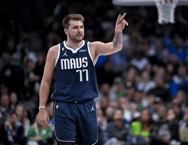 Dans le jeu de Noël, Doncic franchit le cap des 10 000 points