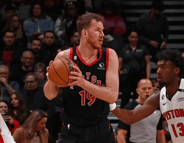 Le saisissant Jakob Poeltl
