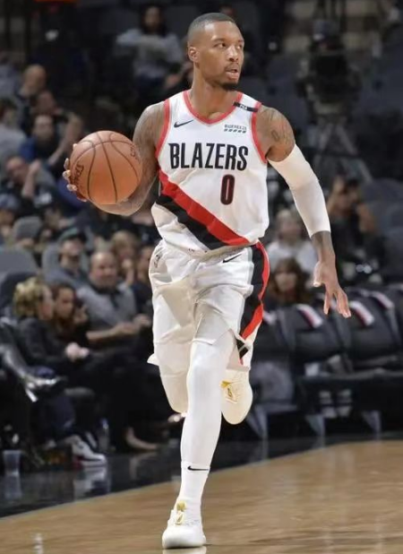 Les Nets devraient acquérir Lillard dans le cadre d'un accord 6 pour 1