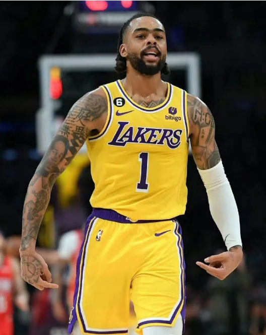 Russell renonce à son veto commercial