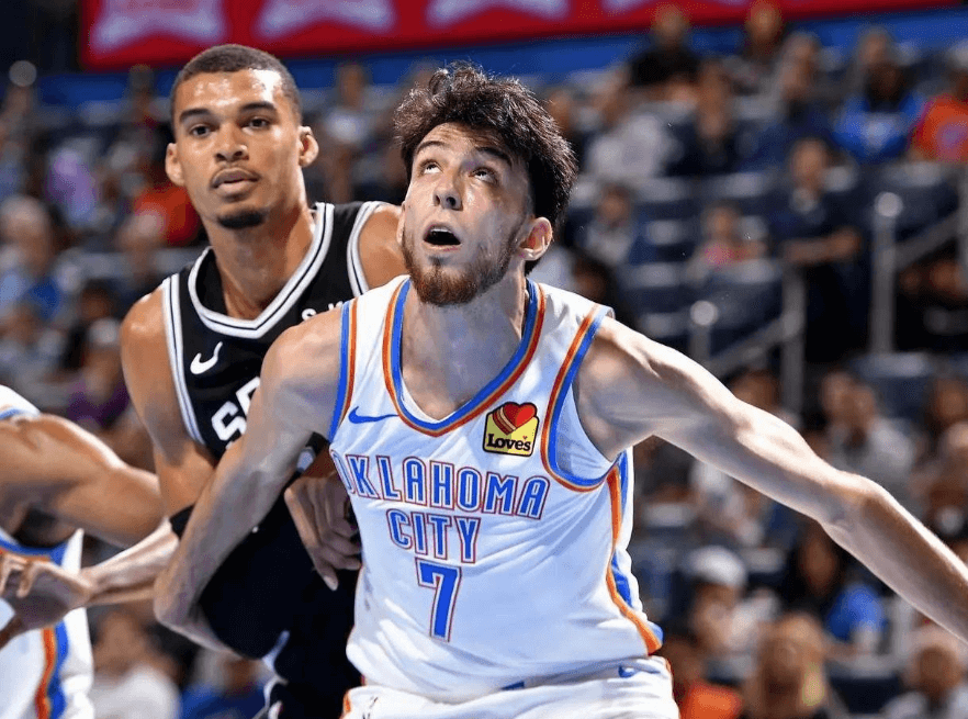 Thunder a battu de peu les Spurs 122-121, la confrontation des talents de Wenbanyama et Holmgren