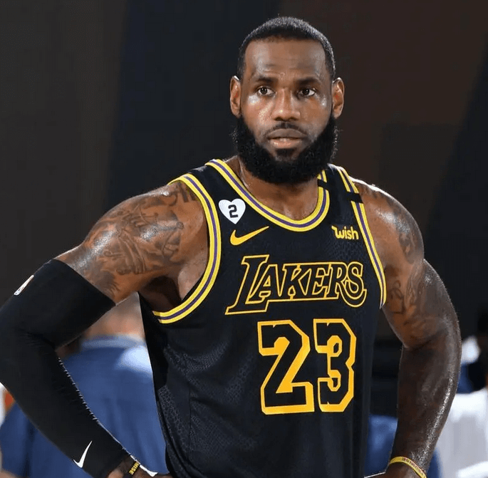 Les Lakers envisagent d'échanger James