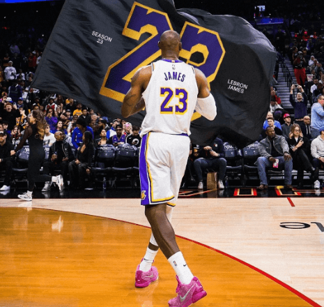 LeBron James fait la différence dans les moments cruciaux et offre une victoire étriquée aux Lakers