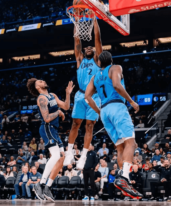 Leonard, en pleine forme, entre en phase avec les playoffs